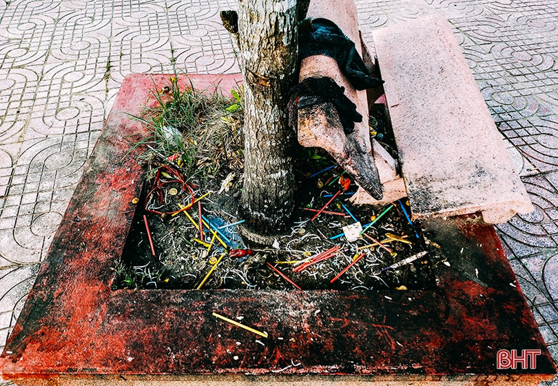 Những hình ảnh nhếch nhác, phản cảm ở quảng trường huyện Đức Thọ