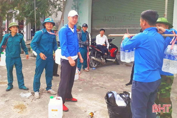 “Cõng nước lên non” phòng lửa rừng tái phát