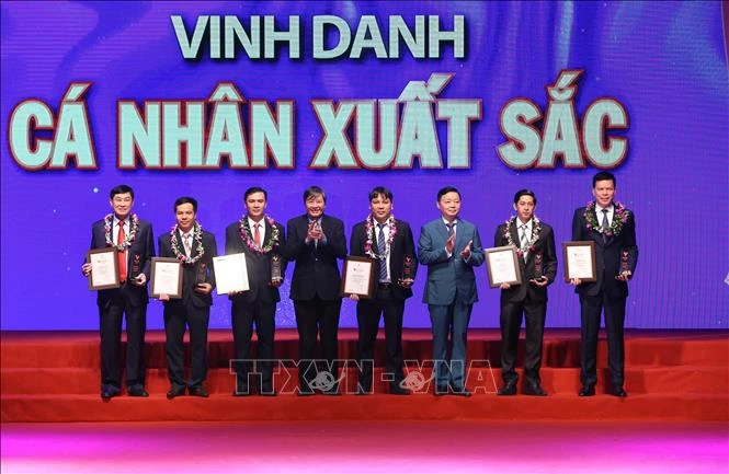 Tôn vinh những tấm gương thi đua làm theo lời Bác