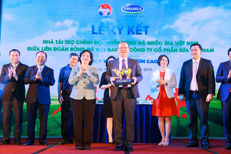 Vinamilk tài trợ chính cho các Đội tuyển Bóng đá quốc gia Việt Nam 