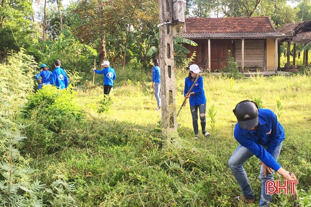 Tỉnh đoàn Hà Tĩnh hỗ trợ xã Hương Long làm đường, cải tạo vườn nông thôn mới