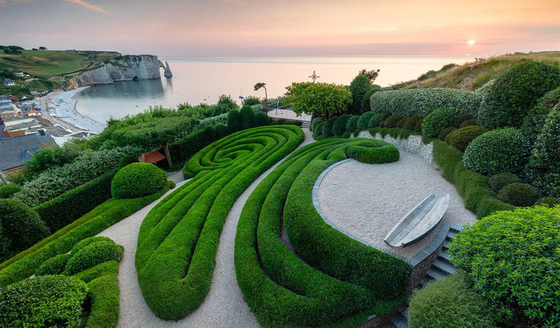 Khu vườn kỳ dị hút khách nhờ những viên đá mặt người khổng lồ