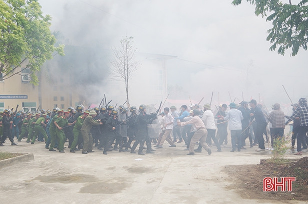 Lực lượng vũ trang Đức Thọ diễn tập thực binh xử trí tình huống A2