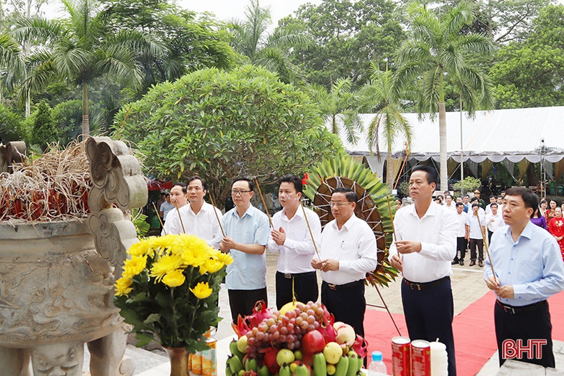 Đoàn công tác Ban Tổ chức Trung ương, tỉnh Hà Tĩnh dâng hương các anh hùng liệt sỹ tại Hà Giang