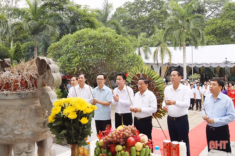 Đoàn công tác Ban Tổ chức Trung ương, tỉnh Hà Tĩnh dâng hương các anh hùng liệt sỹ tại Hà Giang