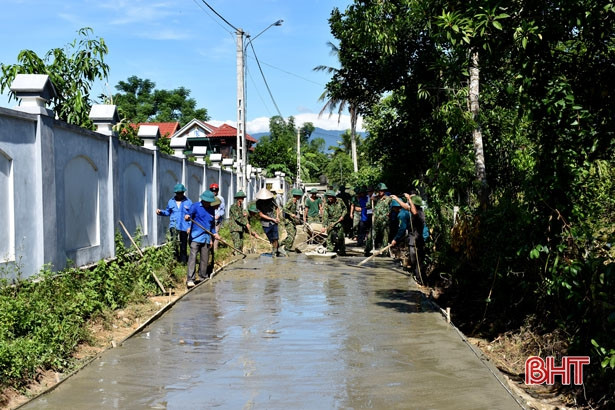Tỉnh đoàn Hà Tĩnh hỗ trợ xã Hương Long làm đường, cải tạo vườn nông thôn mới
