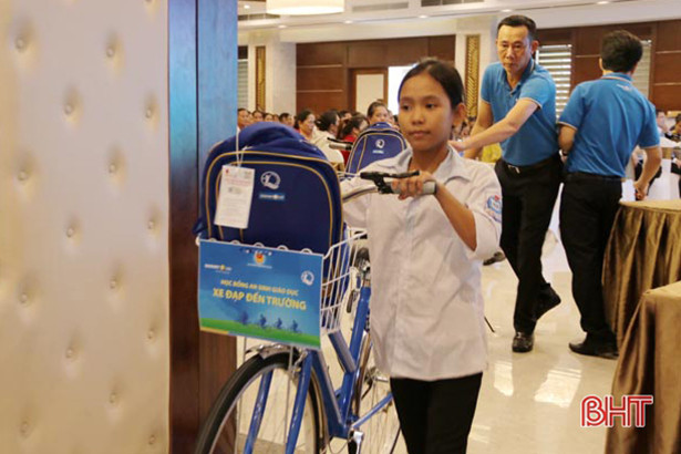 Bảo Việt nhân thọ tặng 30 xe đạp cho trẻ em nghèo Hà Tĩnh