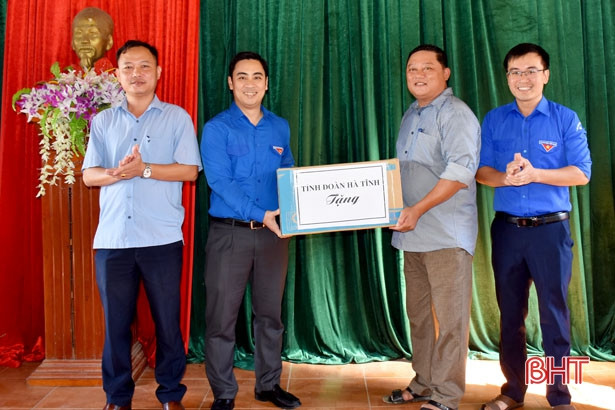 Tỉnh đoàn Hà Tĩnh hỗ trợ xã Hương Long làm đường, cải tạo vườn nông thôn mới