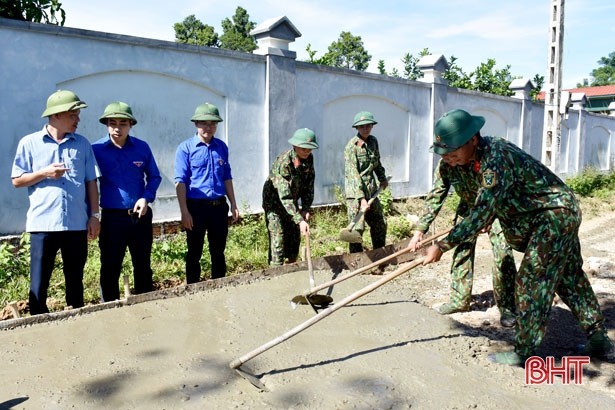 Tỉnh đoàn Hà Tĩnh hỗ trợ xã Hương Long làm đường, cải tạo vườn nông thôn mới