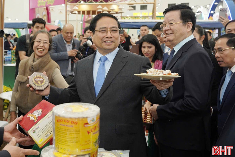 Thủ tướng Phạm Minh Chính tham quan gian hàng Hà Tĩnh tại Hội chợ mùa Xuân