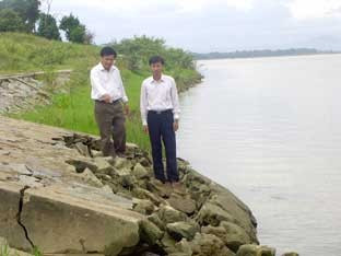 Tuyến kè Đức Quang (Đức Thọ) được đầu tư 11 tỷ đồng, nay đã xuống cấp nghiêm trọng do tình trạng khai thác cát bừa bãi trên Ngã ba sông Ngàn Sâu- Sông Cả- Sông La).