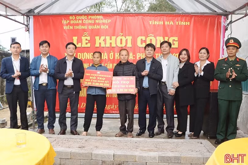 Trao biểu trưng hỗ trợ 70 triệu đồng xây dựng nhà đại đoàn kết cho gia đình bà Phan Thị Hương ở xã Cẩm Dương.