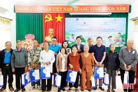 Đoàn công tác Trung ương khám, cấp phát thuốc miễn phí cho gia đình chính sách