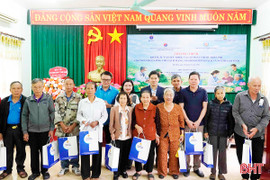 Đoàn công tác Trung ương khám, cấp phát thuốc miễn phí cho gia đình chính sách