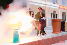 Thực hành PCCC&CNCH cho hơn 5.400 giáo viên, học sinh 