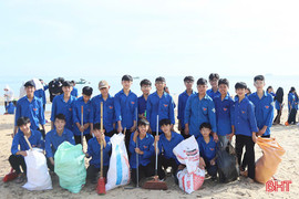 Gần 400 đoàn viên, thanh niên tham gia hưởng ứng làm sạch bãi biển Thiên Cầm
