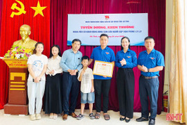 Tuyên dương thanh niên dũng cảm lao xuống dòng lũ cứu bé trai 7 tuổi