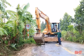 Xã Hương Sơn ra quân giải tỏa hành lang an toàn giao thông