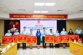 Hội đồng Đội Hà Tĩnh nhận cờ và bằng khen xuất sắc