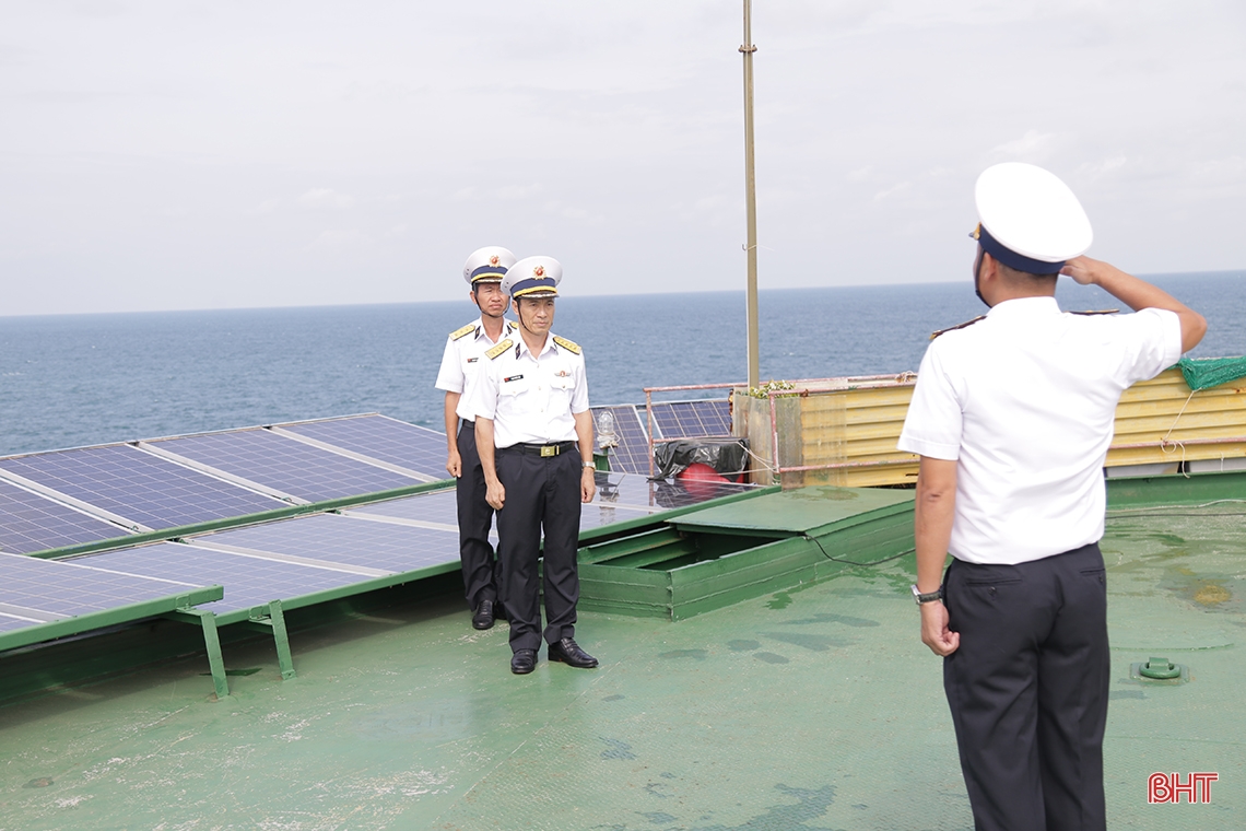 Lễ chào cờ đặc biệt trên “cột mốc chủ quyền” ở thềm lục địa phía Nam Tổ quốc