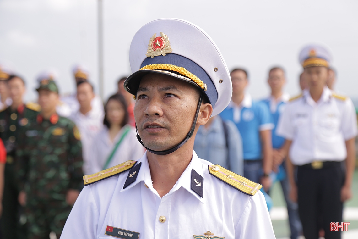 Lễ chào cờ đặc biệt trên “cột mốc chủ quyền” ở thềm lục địa phía Nam Tổ quốc