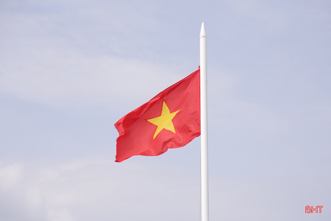 Lễ chào cờ đặc biệt trên “cột mốc chủ quyền” ở thềm lục địa phía Nam Tổ quốc