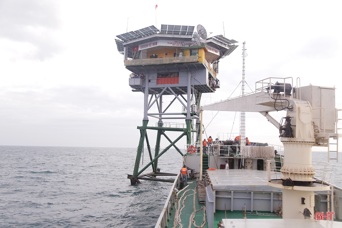 Lễ chào cờ đặc biệt trên “cột mốc chủ quyền” ở thềm lục địa phía Nam Tổ quốc