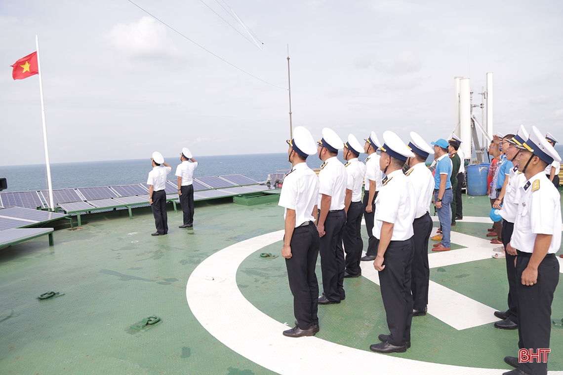 Lễ chào cờ đặc biệt trên “cột mốc chủ quyền” ở thềm lục địa phía Nam Tổ quốc