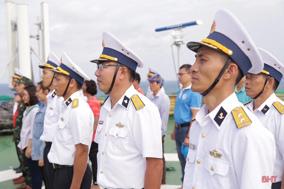 Lễ chào cờ đặc biệt trên “cột mốc chủ quyền” ở thềm lục địa phía Nam Tổ quốc