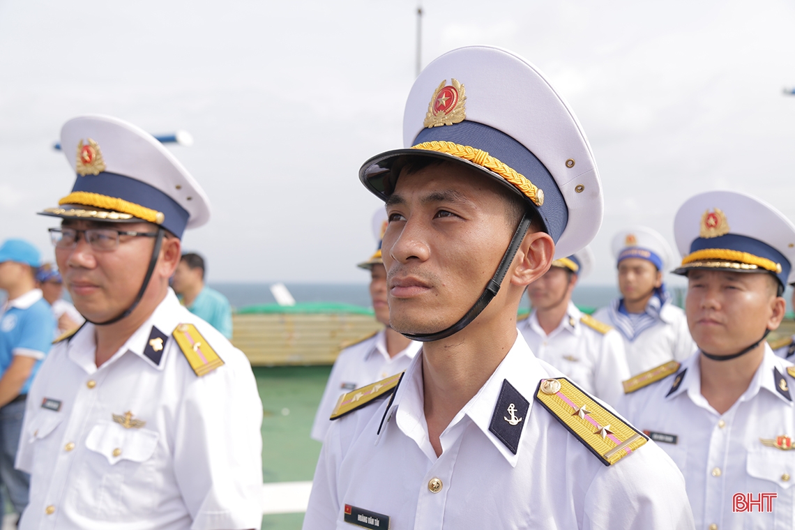 Lễ chào cờ đặc biệt trên “cột mốc chủ quyền” ở thềm lục địa phía Nam Tổ quốc