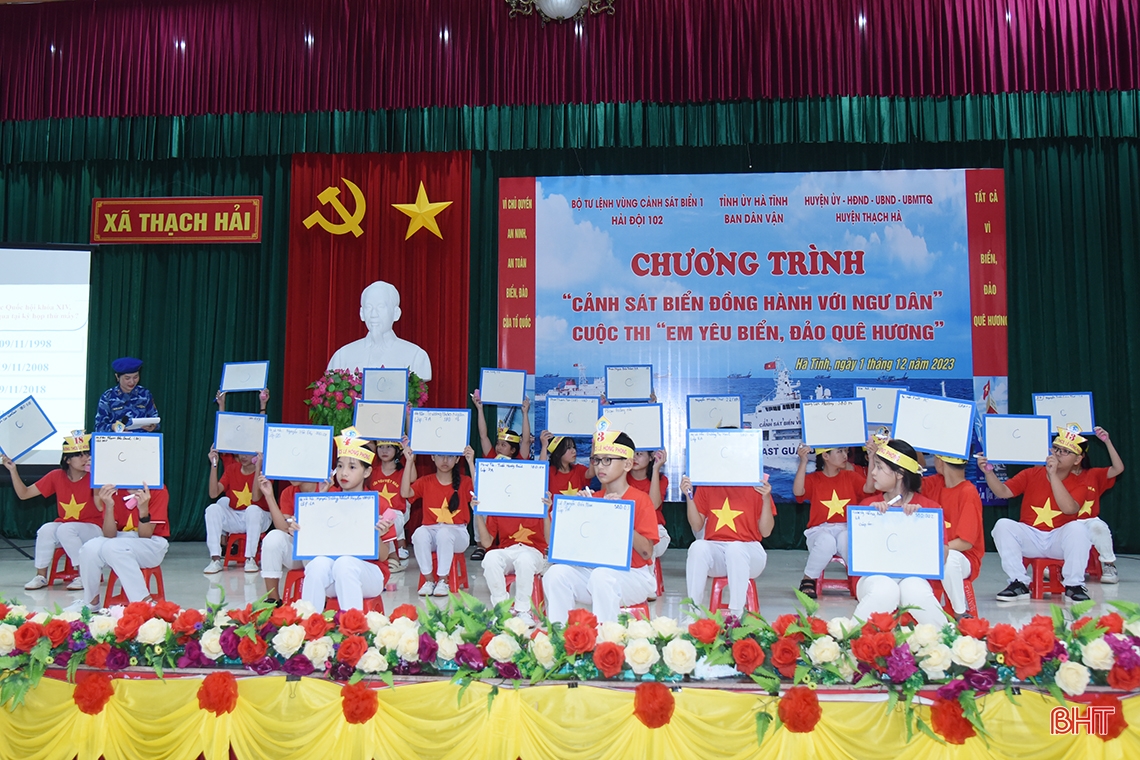 Hải đội 102 - Ban Dân vận Tỉnh ủy trao quà cho học sinh, ngư dân Thạch Hà
