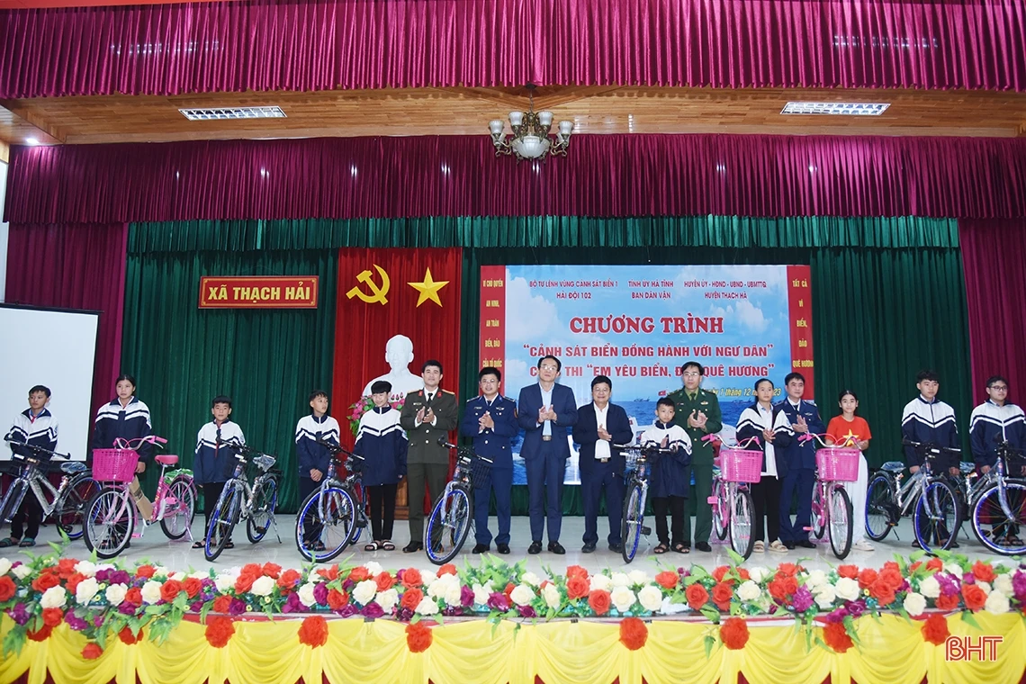 Hải đội 102 - Ban Dân vận Tỉnh ủy trao quà cho học sinh, ngư dân Thạch Hà