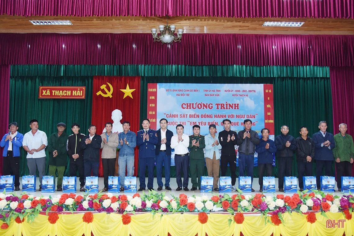 Hải đội 102 - Ban Dân vận Tỉnh ủy trao quà cho học sinh, ngư dân Thạch Hà