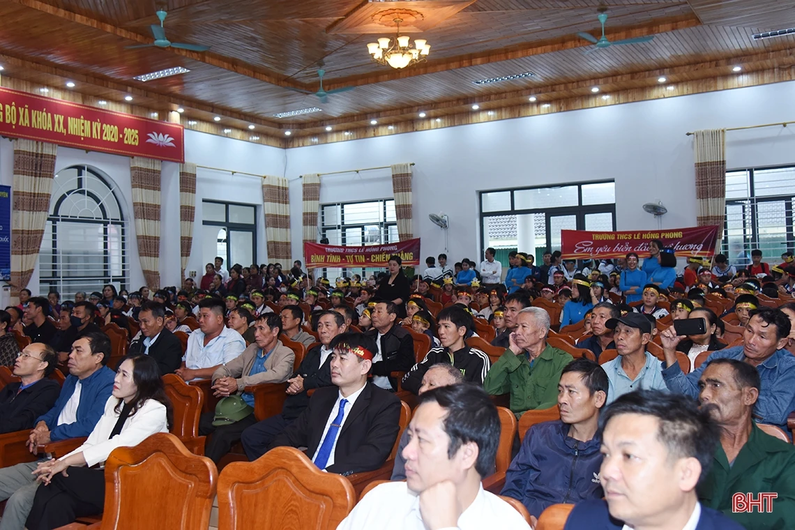 Hải đội 102 - Ban Dân vận Tỉnh ủy trao quà cho học sinh, ngư dân Thạch Hà