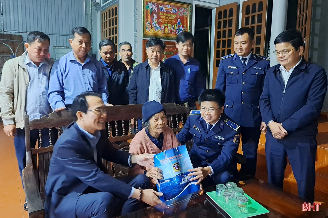 Hải đội 102 - Ban Dân vận Tỉnh ủy trao quà cho học sinh, ngư dân Thạch Hà