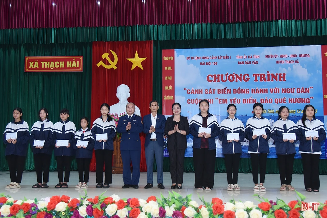 Hải đội 102 - Ban Dân vận Tỉnh ủy trao quà cho học sinh, ngư dân Thạch Hà