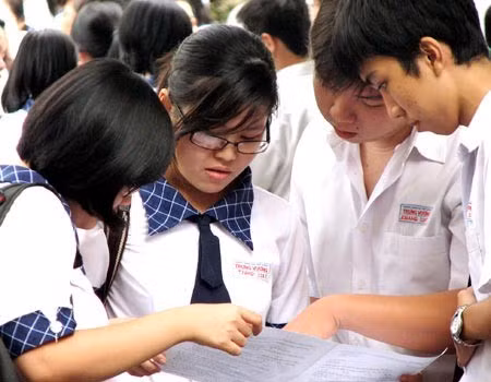 Thí sinh trao đổi bài thi Vật lý tại hội đồng Bùi Thị Xuân (TP HCM). Ảnh: Hải Duyên. Đề thi vừa sức, thí sinh vi phạm giảm mạnh