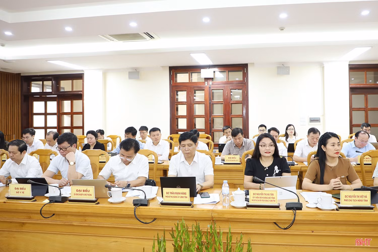 Phó Chủ tịch HĐND tỉnh Nguyễn Thị Việt Hà và đại biểu dự hội nghị.