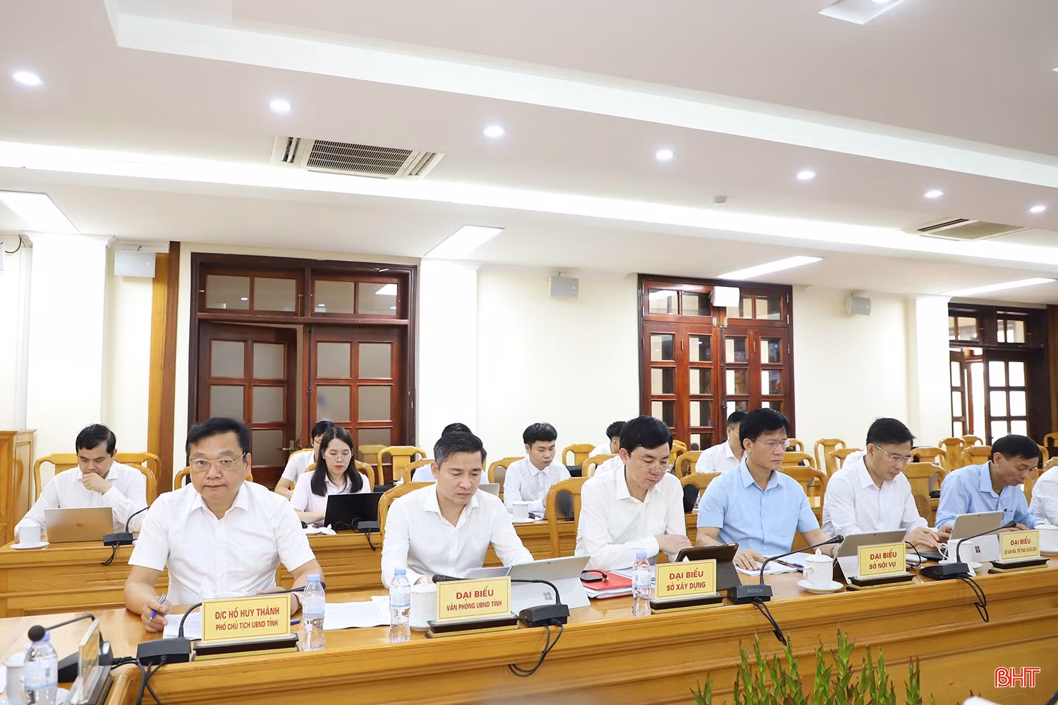 Phó Chủ tịch UBND tỉnh Hồ Huy Thành và đại biểu dự hội nghị.