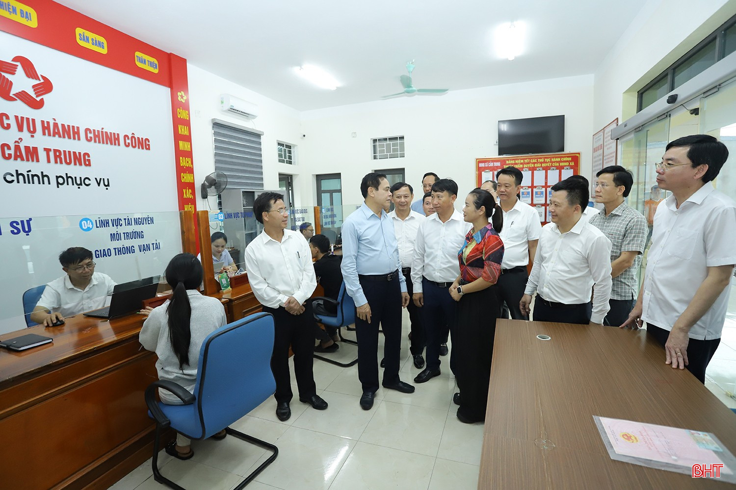 Chủ tịch UBND tỉnh Võ Trọng Hải cùng đoàn công tác kiểm tra vận hành Trung tâm phục vụ hành chính công xã Cẩm Trung. bqbht_br_chu-tich-kiem-tra-chinh-quyen-2-cap-4-2980.jpg