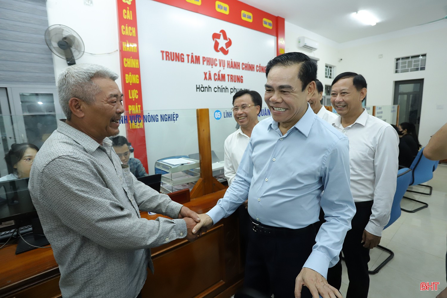 Chủ tịch UBND tỉnh Võ Trọng Hải trao đổi với công dân tại Trung tâm Phục vụ hành chính công xã Cẩm Trung. bqbht_br_chu-tich-kiem-tra-chinh-quyen-2-cap-3b.jpg