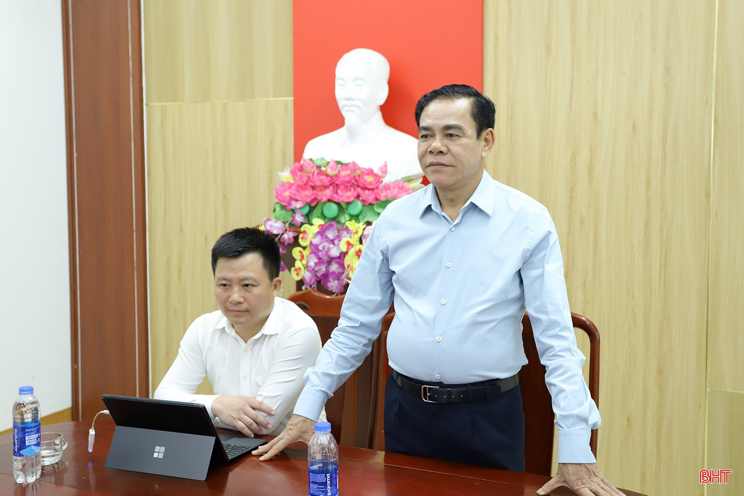 Chủ tịch UBND tỉnh Võ Trọng Hải đánh giá cao sự chủ động của cấp ủy, chính quyền các xã trong ngày đầu vận hành chính quyền 2 cấp. bqbht_br_chu-tich-kiem-tra-chinh-quyen-2-cap-2-6927.jpg