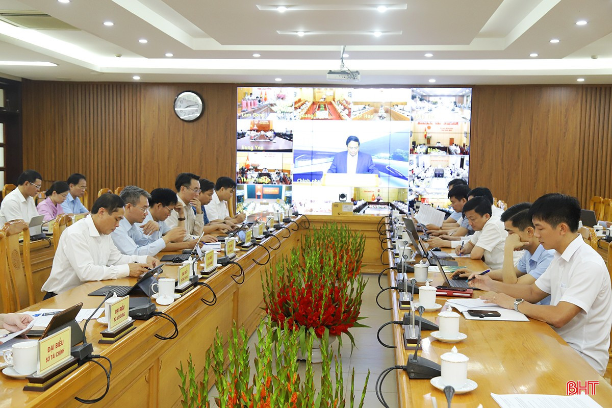 Các đại biểu tham dự hội nghị ở điểm cầu Hà Tĩnh. bqbht_br_duong-sat-toc-do-cao.jpg