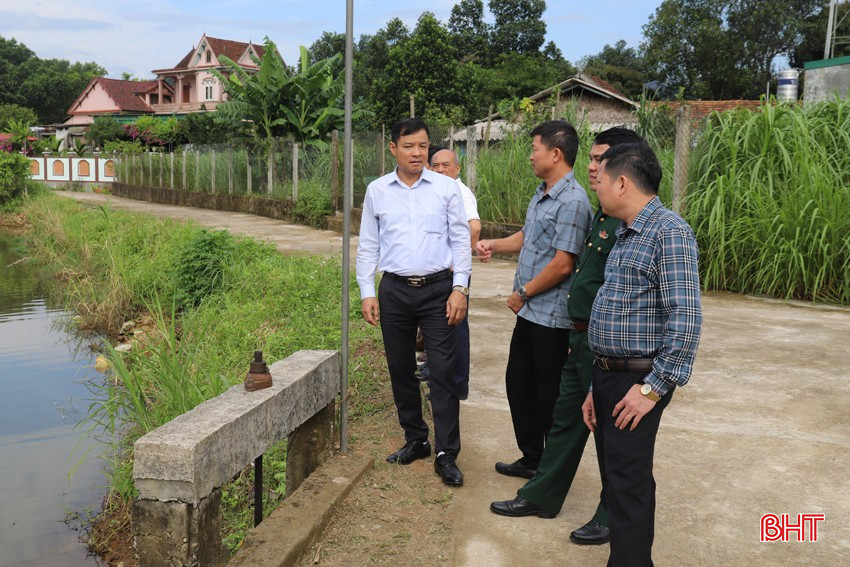 Hội đồng Thẩm định huyện Hương Sơn xem xét đánh giá tiêu chí môi trường tại TDP 6 thị trấn Tây Sơn. bqbht_br_img-6611.jpg