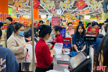 Siêu thị "tăng tốc" phục vụ người dân trong ngày đầu nghỉ Tết
