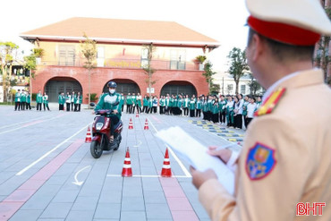 "Sát hạch lái xe" trên... sân trường 