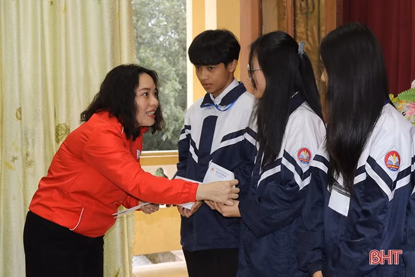 Trao quà tết cho học sinh nghèo và nạn nhân chất độc da cam ở Nghi Xuân