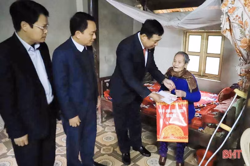 Lãnh đạo tỉnh chúc tết gia đình chính sách, người cao tuổi ở Hương Sơn
