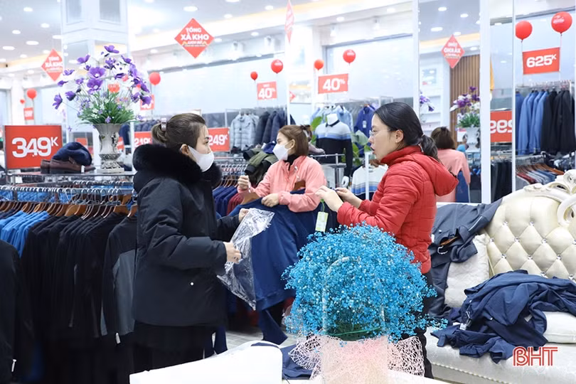 Hà Tĩnh: Nhiều cửa hàng thời trang xả kho, giảm giá khủng đón tết