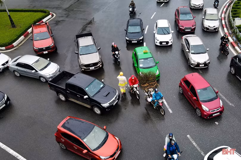 Công an TP Hà Tĩnh đội mưa phân luồng cho người dân sắm tết